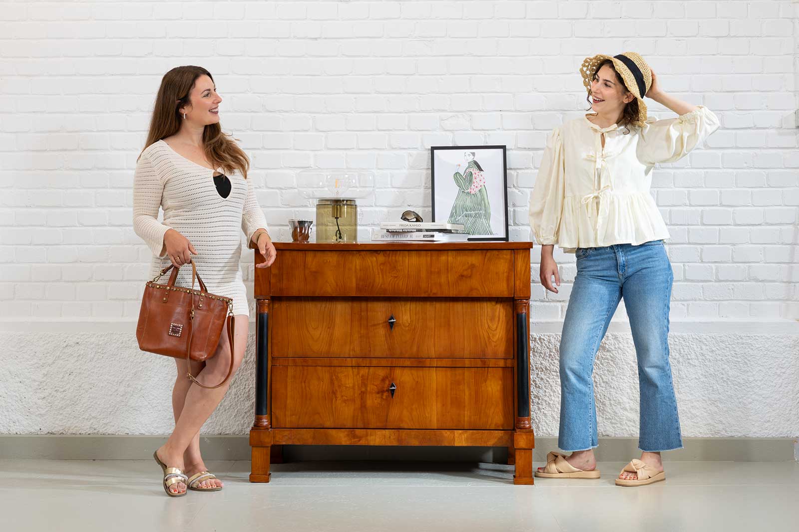 Antik und modern kombinieren: Sekretär aus dem Gründerzeit, Couch, modern Shoppen und sparen
